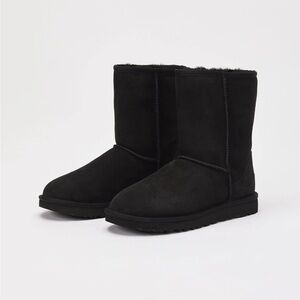NWOB UGG Classic Short II in Black Size 6/EU 37